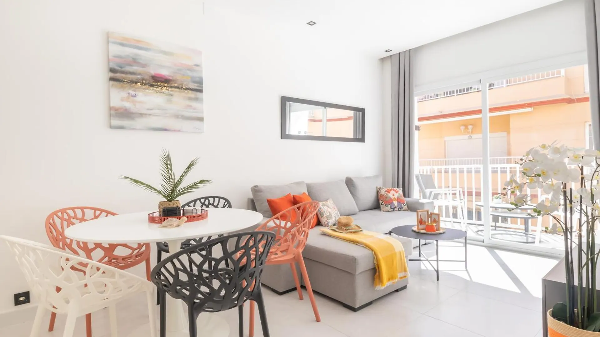 Beautiful & Fully Renovated 2Bd Apt - In City Center - 20 Meters From Beach Fuengirola