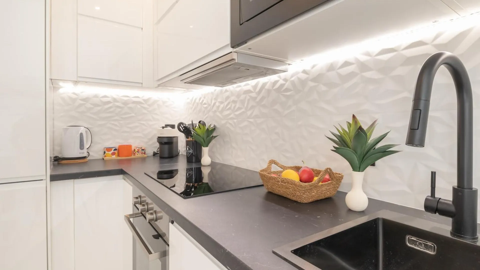 Beautiful & Fully Renovated 2Bd Apt - In City Center - 20 Meters From Beach Fuengirola 0*,