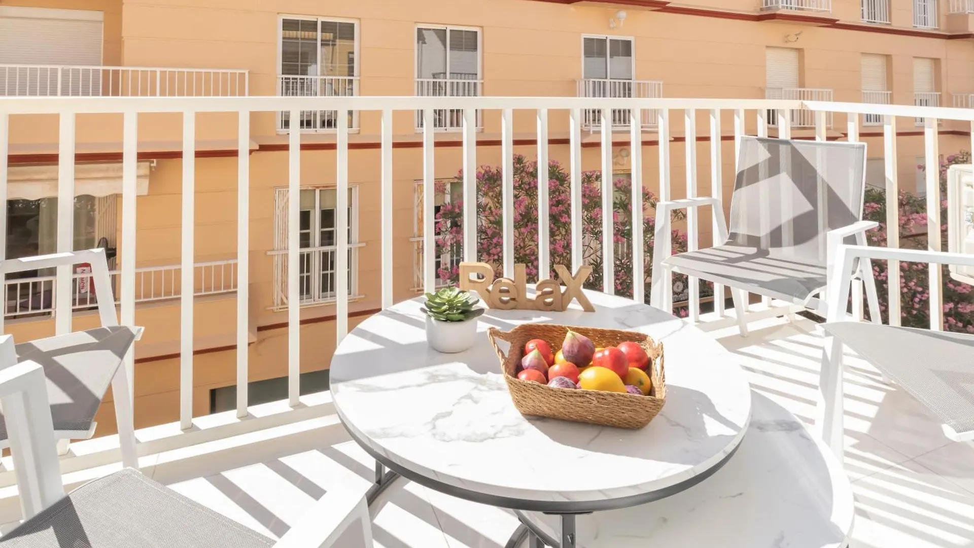 Apartment Beautiful & Fully Renovated 2Bd Apt - In City Center - 20 Meters From Beach Fuengirola