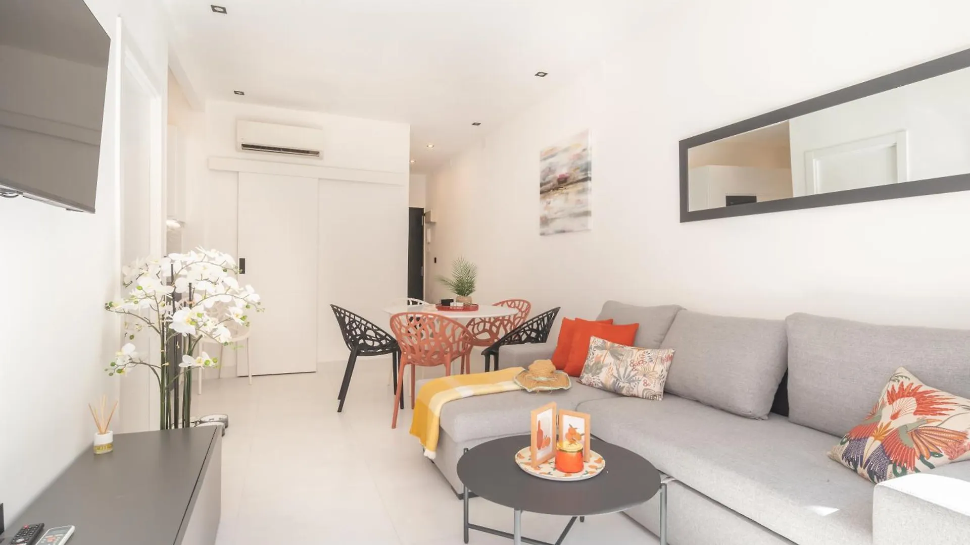 Beautiful & Fully Renovated 2Bd Apt - In City Center - 20 Meters From Beach Fuengirola Apartment