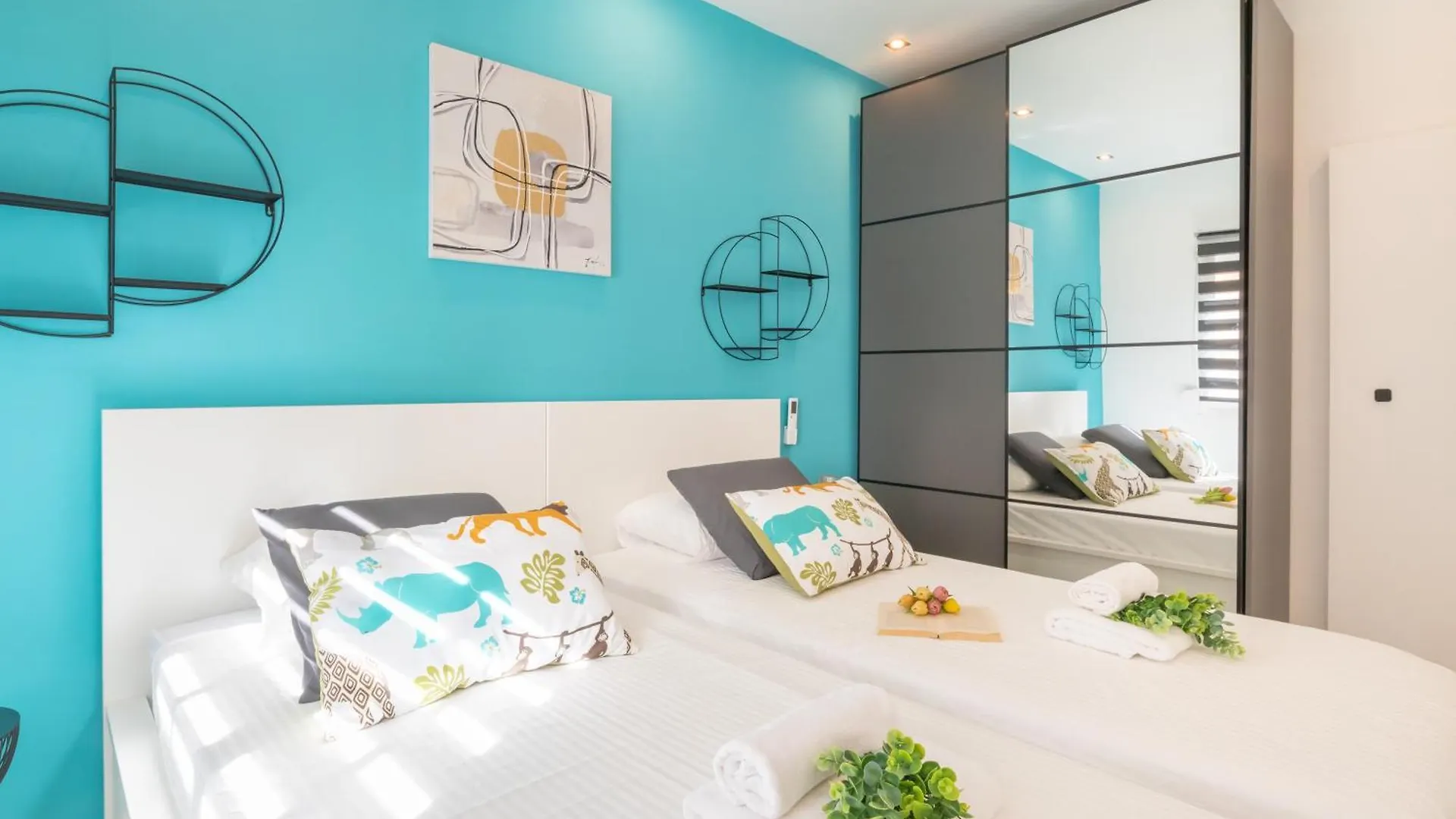 Beautiful & Fully Renovated 2Bd Apt - In City Center - 20 Meters From Beach Fuengirola Apartment