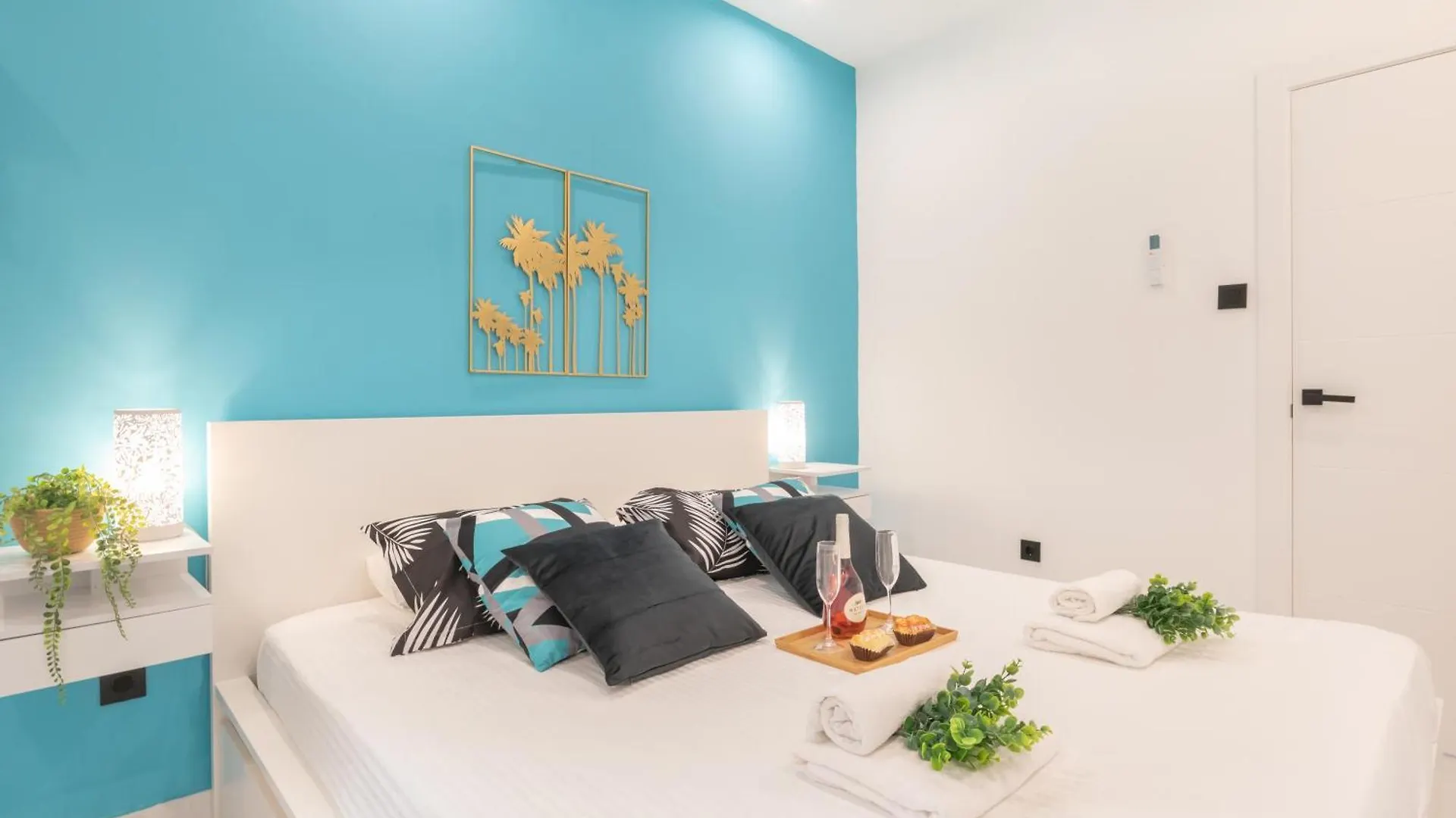 Apartment Beautiful & Fully Renovated 2Bd Apt - In City Center - 20 Meters From Beach Fuengirola Spain