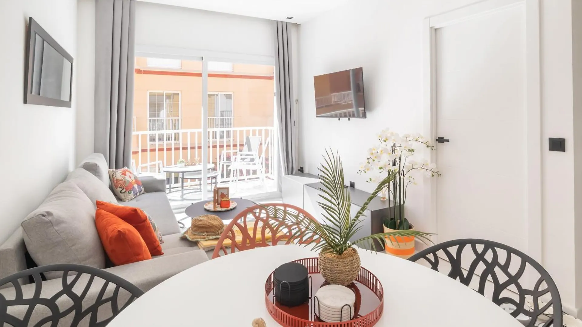 Beautiful & Fully Renovated 2Bd Apt - In City Center - 20 Meters From Beach Fuengirola Apartment