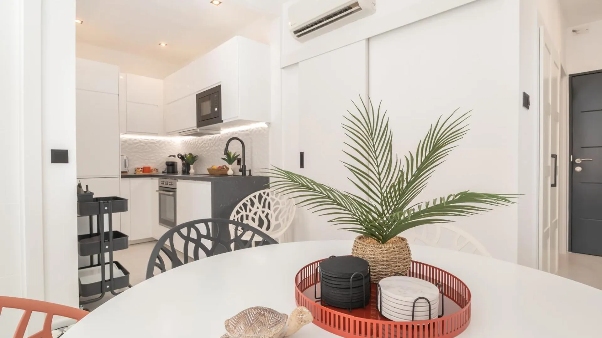 Beautiful & Fully Renovated 2Bd Apt - In City Center - 20 Meters From Beach Fuengirola Apartment