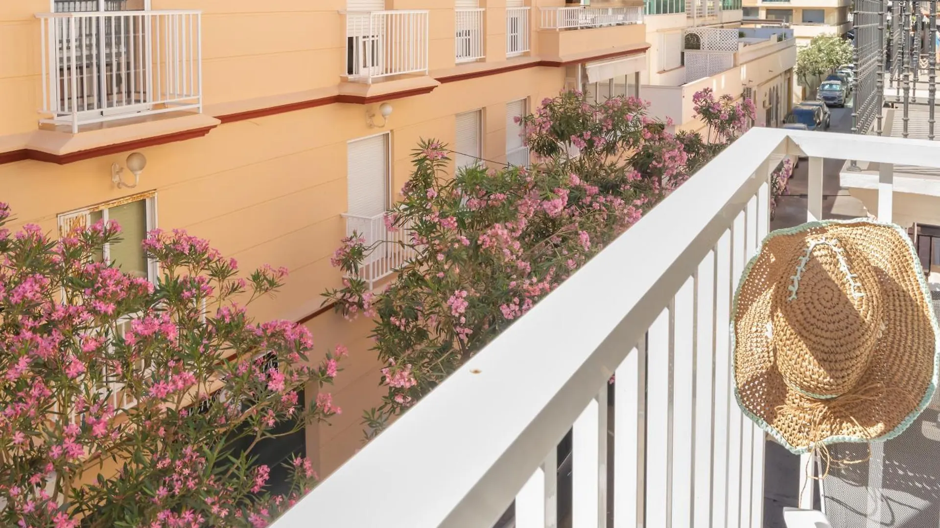 Beautiful & Fully Renovated 2Bd Apt - In City Center - 20 Meters From Beach Fuengirola